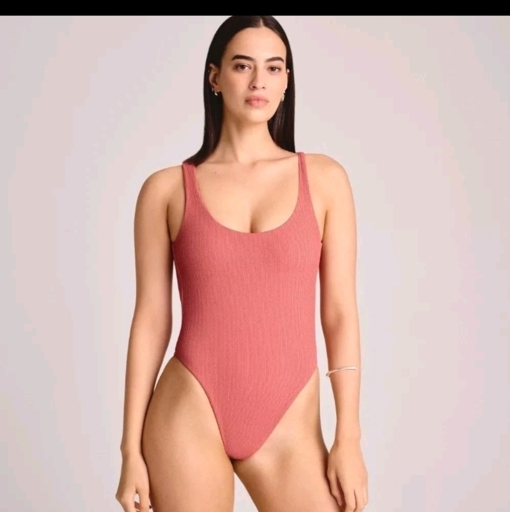 Vitamin A Women's Textured Scoop Neck One Piece Swimsuit Size M